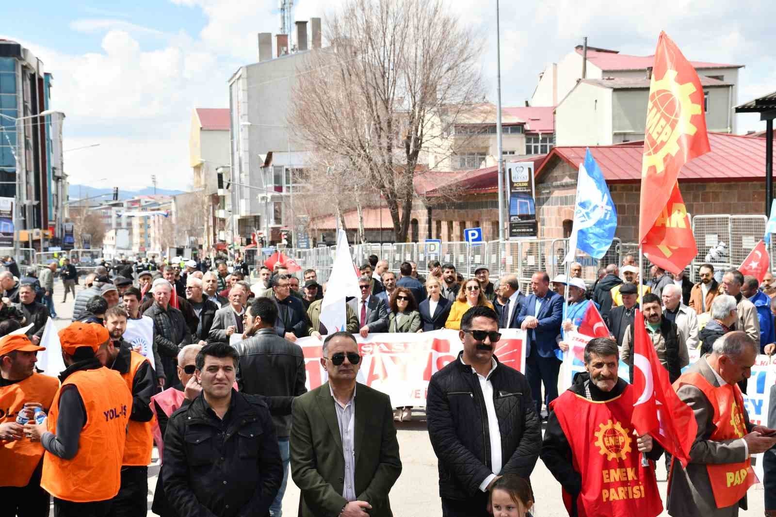 Ardahan’da 1 Mayıs Emek ve Dayanışma Günü halaylarla kutlandı