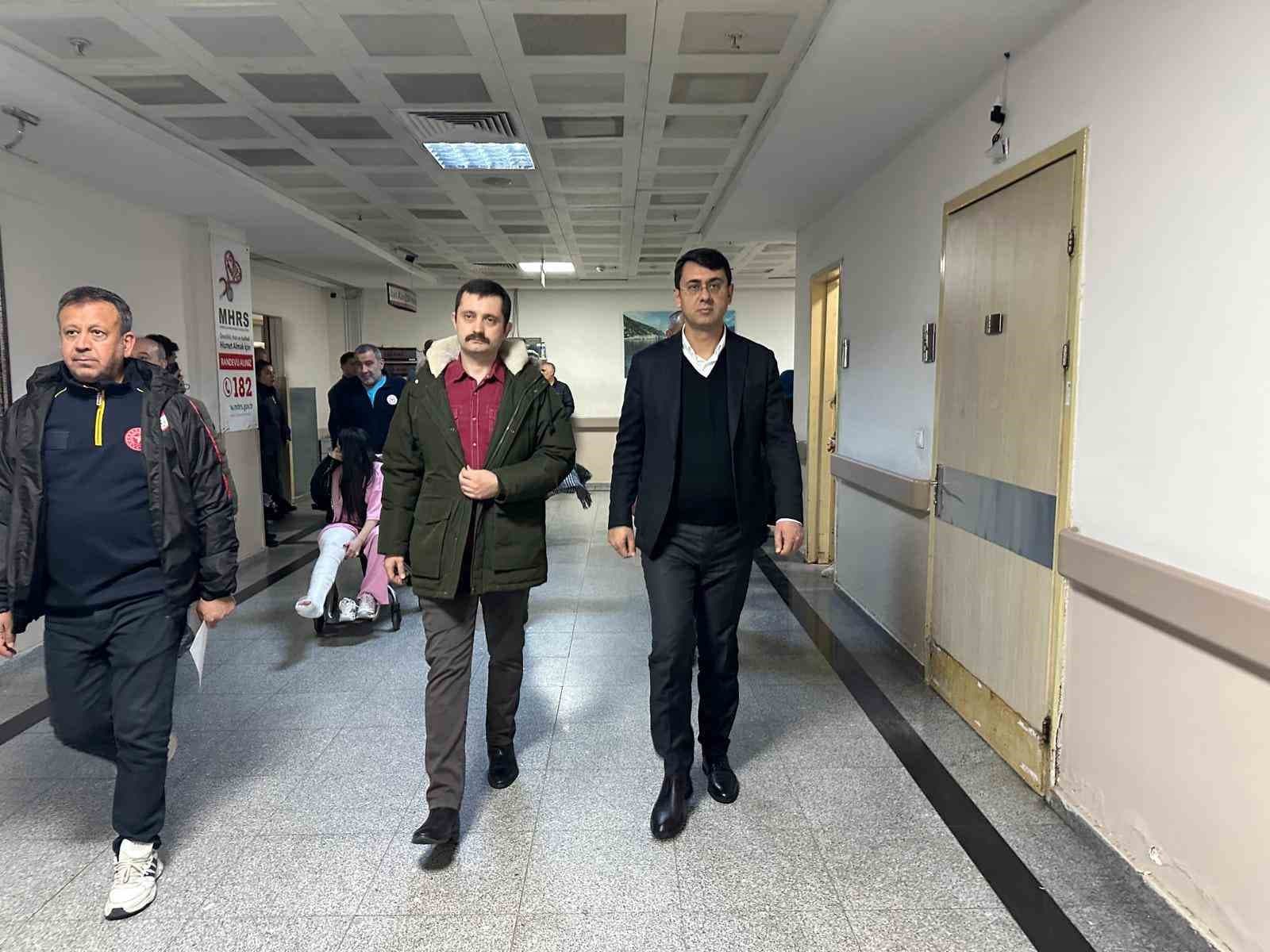Uşak Valisi Kartal, zincirleme trafik kazasında yaralananları hastanede ziyaret etti