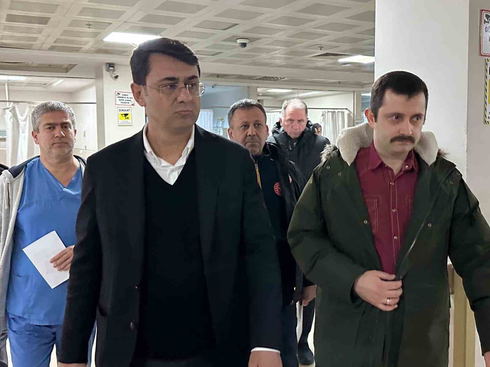 Uşak Valisi Kartal, zincirleme trafik kazasında yaralananları hastanede ziyaret etti
