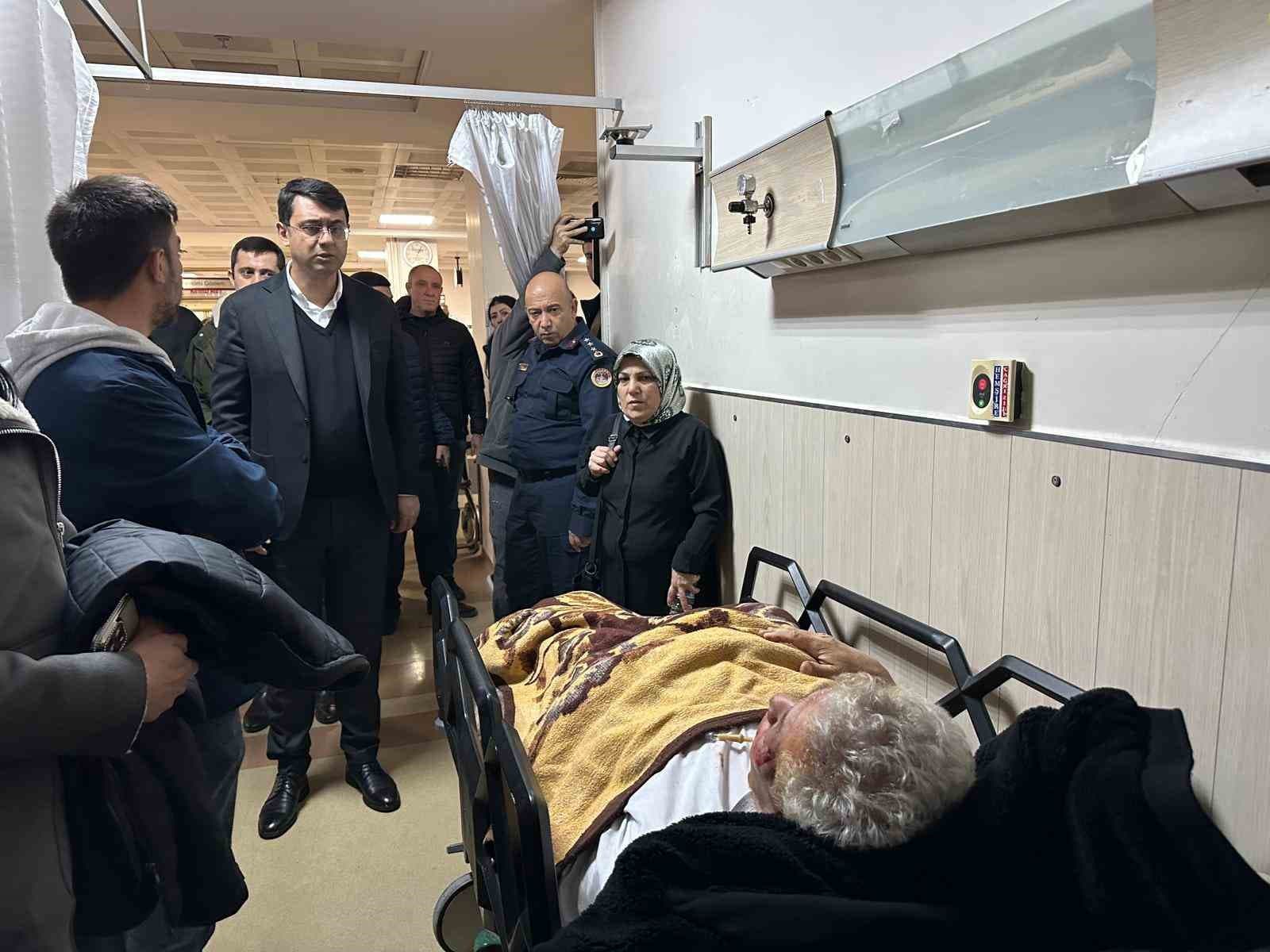 Uşak Valisi Kartal, zincirleme trafik kazasında yaralananları hastanede ziyaret etti