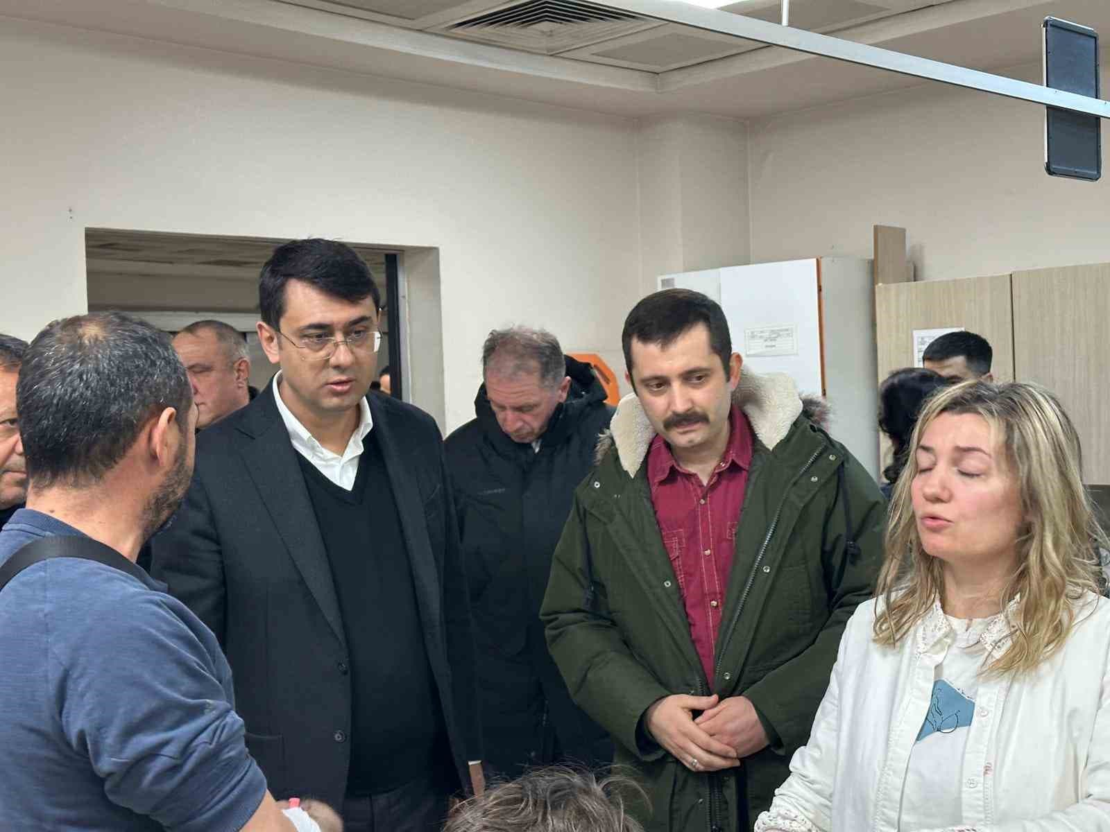 Uşak Valisi Kartal, zincirleme trafik kazasında yaralananları hastanede ziyaret etti