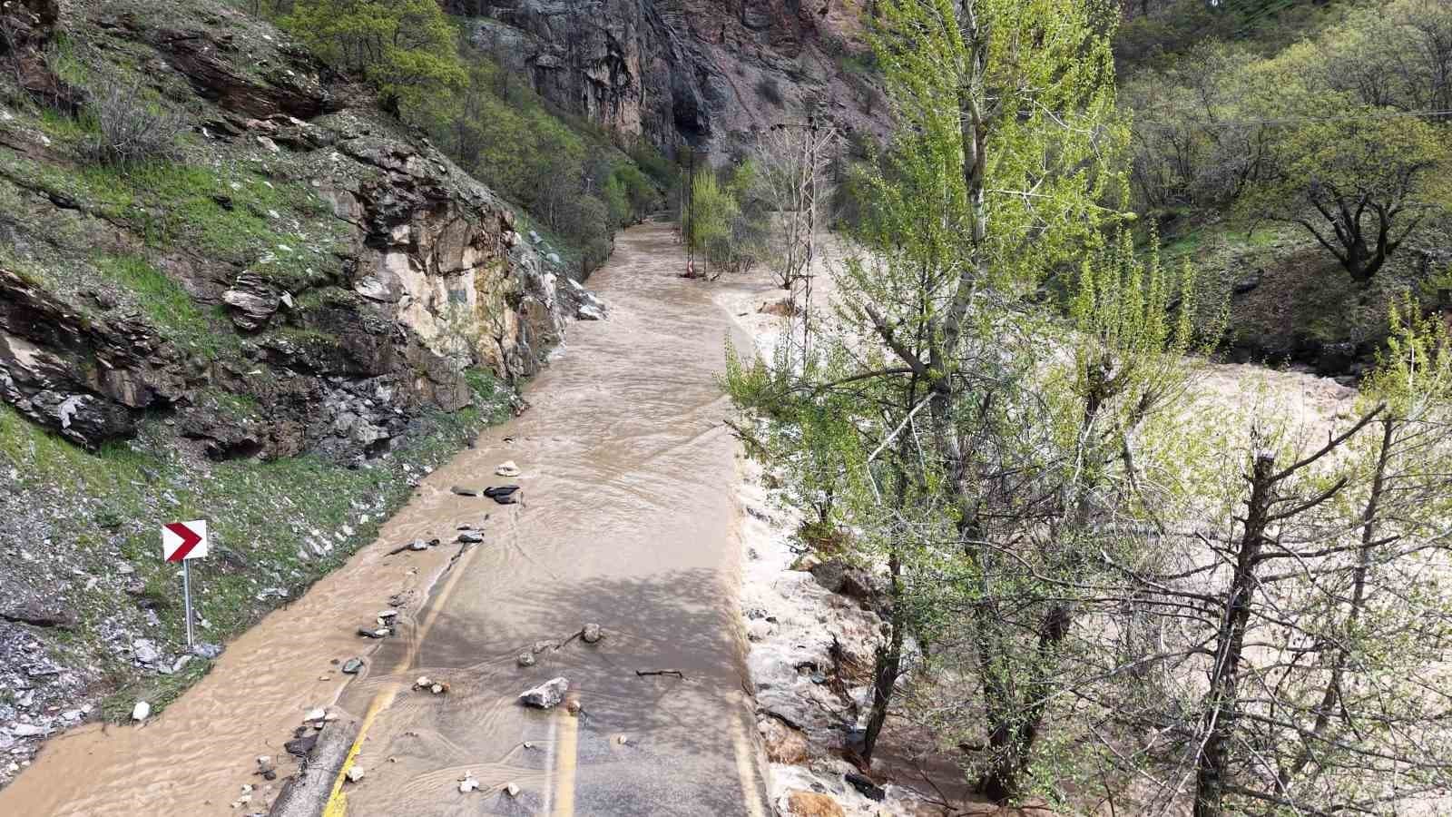 Kara yolu nehirle birleşti, yaşanan taşkın dron ile görüntülendi
