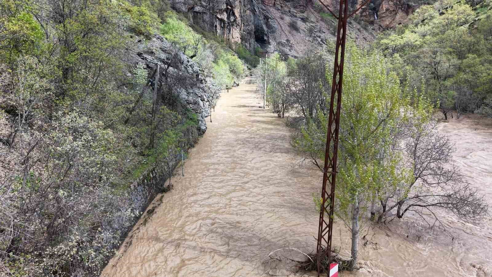 Kara yolu nehirle birleşti, yaşanan taşkın dron ile görüntülendi