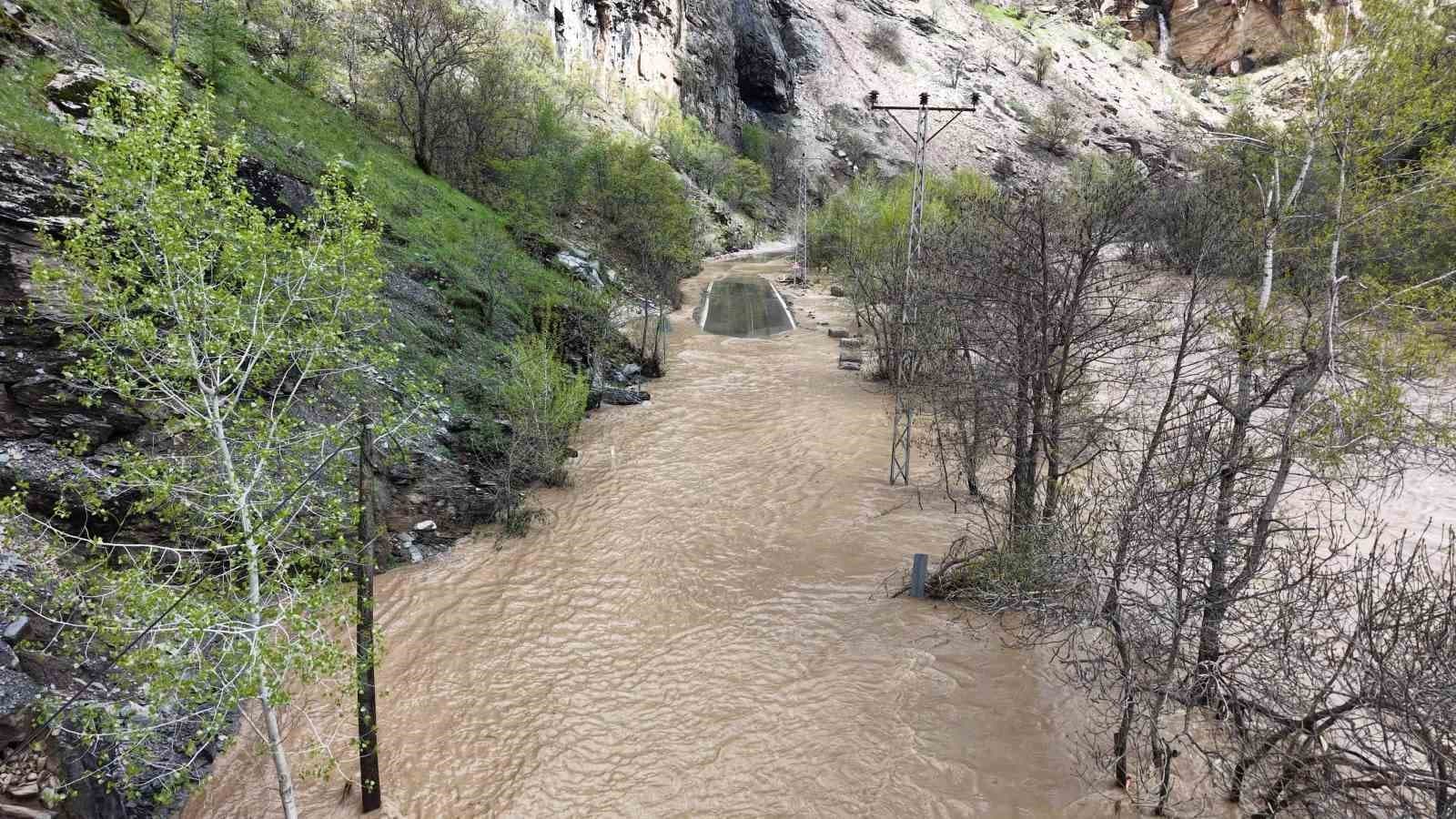 Kara yolu nehirle birleşti, yaşanan taşkın dron ile görüntülendi