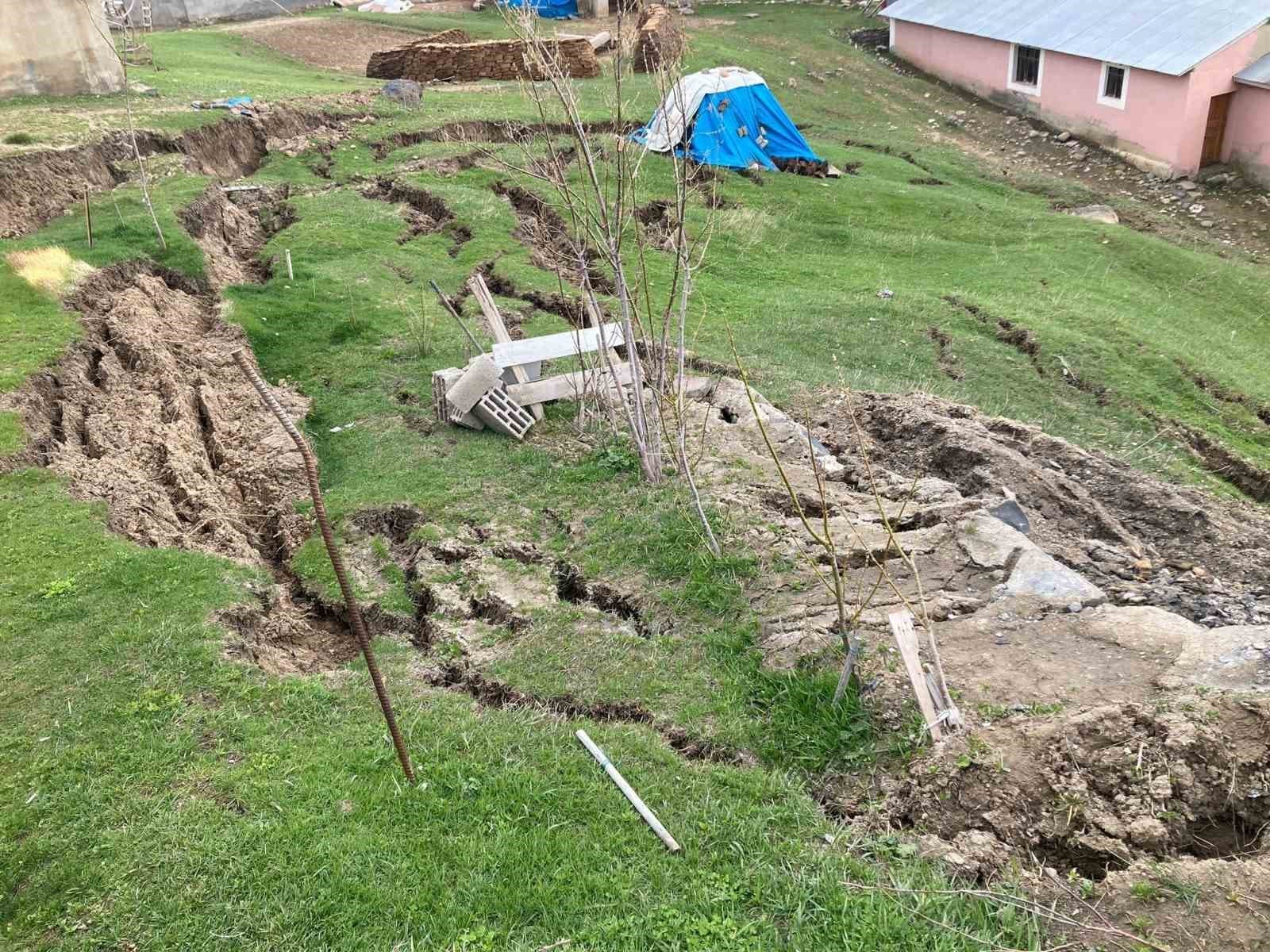 Ağrı’da heyelan evlerin çevresinde yarıklar oluşturdu