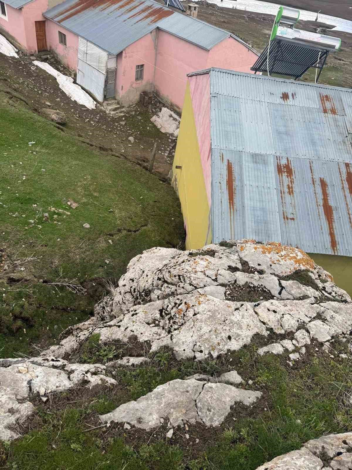 Ağrı’da heyelan evlerin çevresinde yarıklar oluşturdu