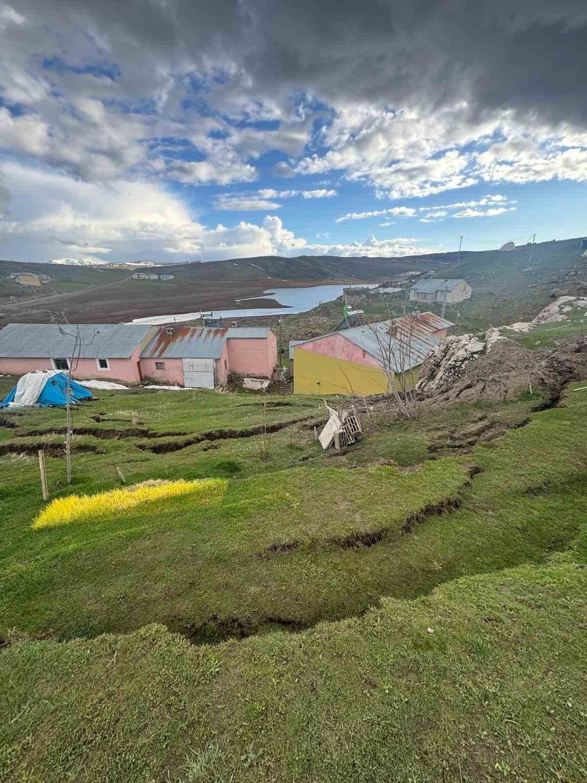 Ağrı’da heyelan evlerin çevresinde yarıklar oluşturdu