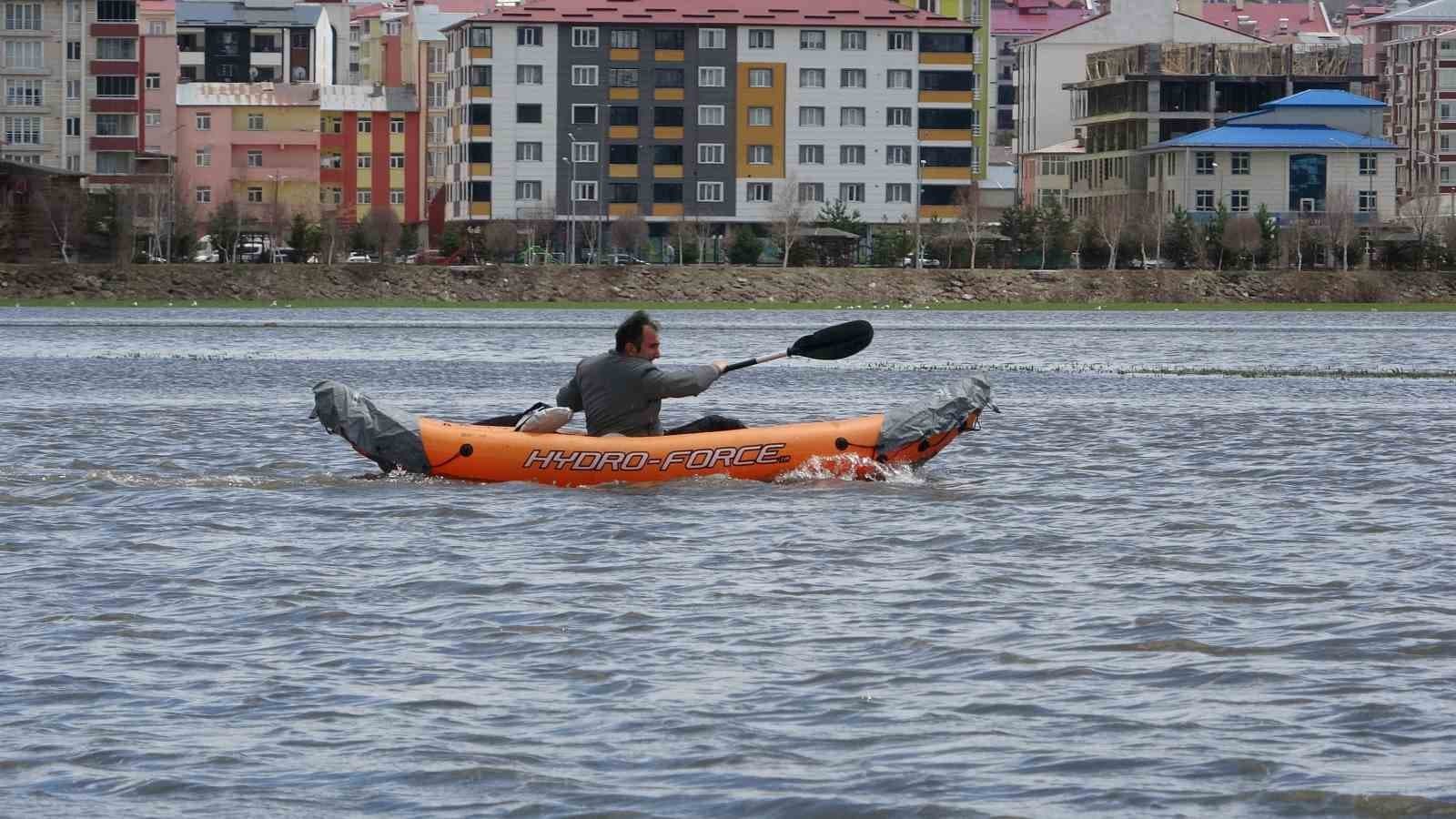 Göle dönen Ardahan ovasında kano keyfi