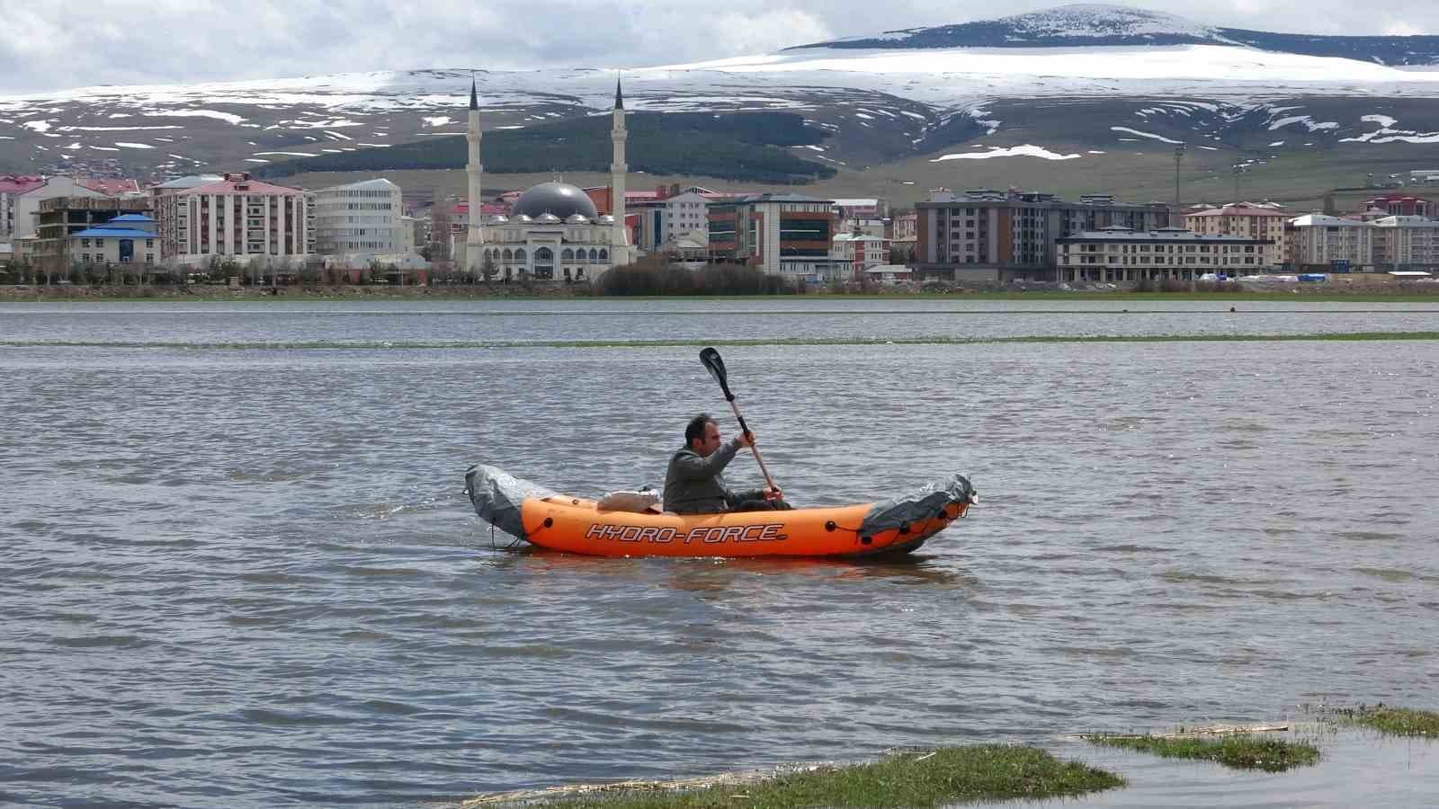 Göle dönen Ardahan ovasında kano keyfi