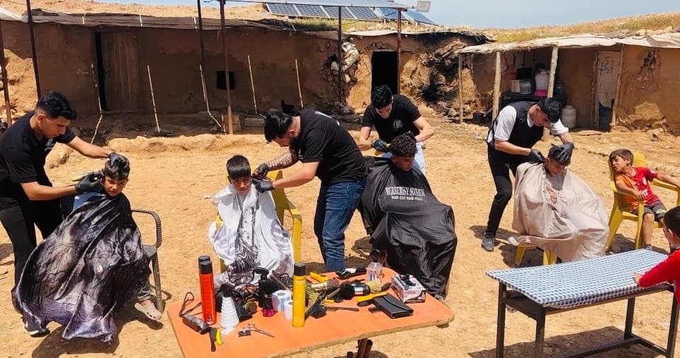 Şanlıurfa’da gönüllü berberler çocukları tıraş etti
