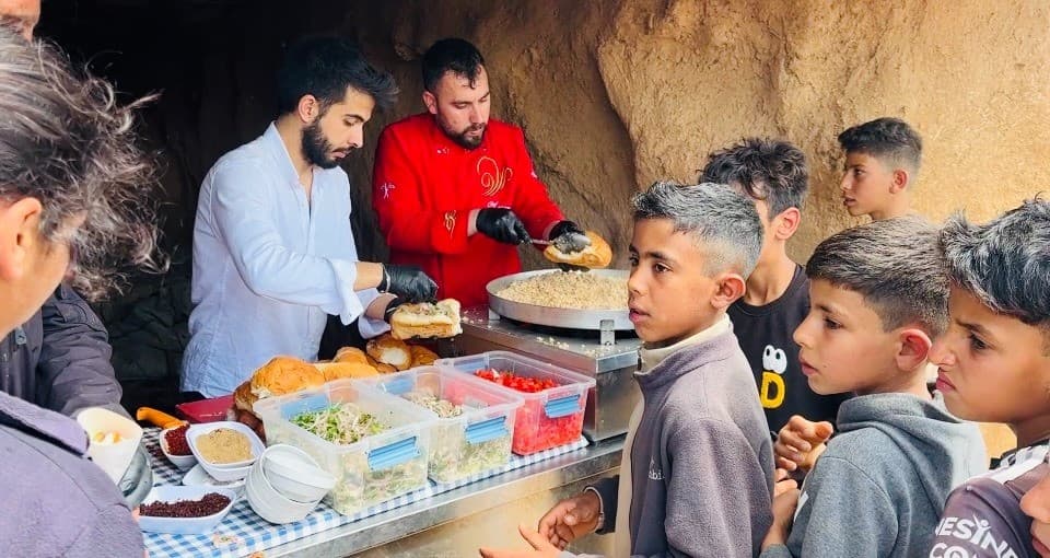 Şanlıurfa’da gönüllü berberler çocukları tıraş etti
