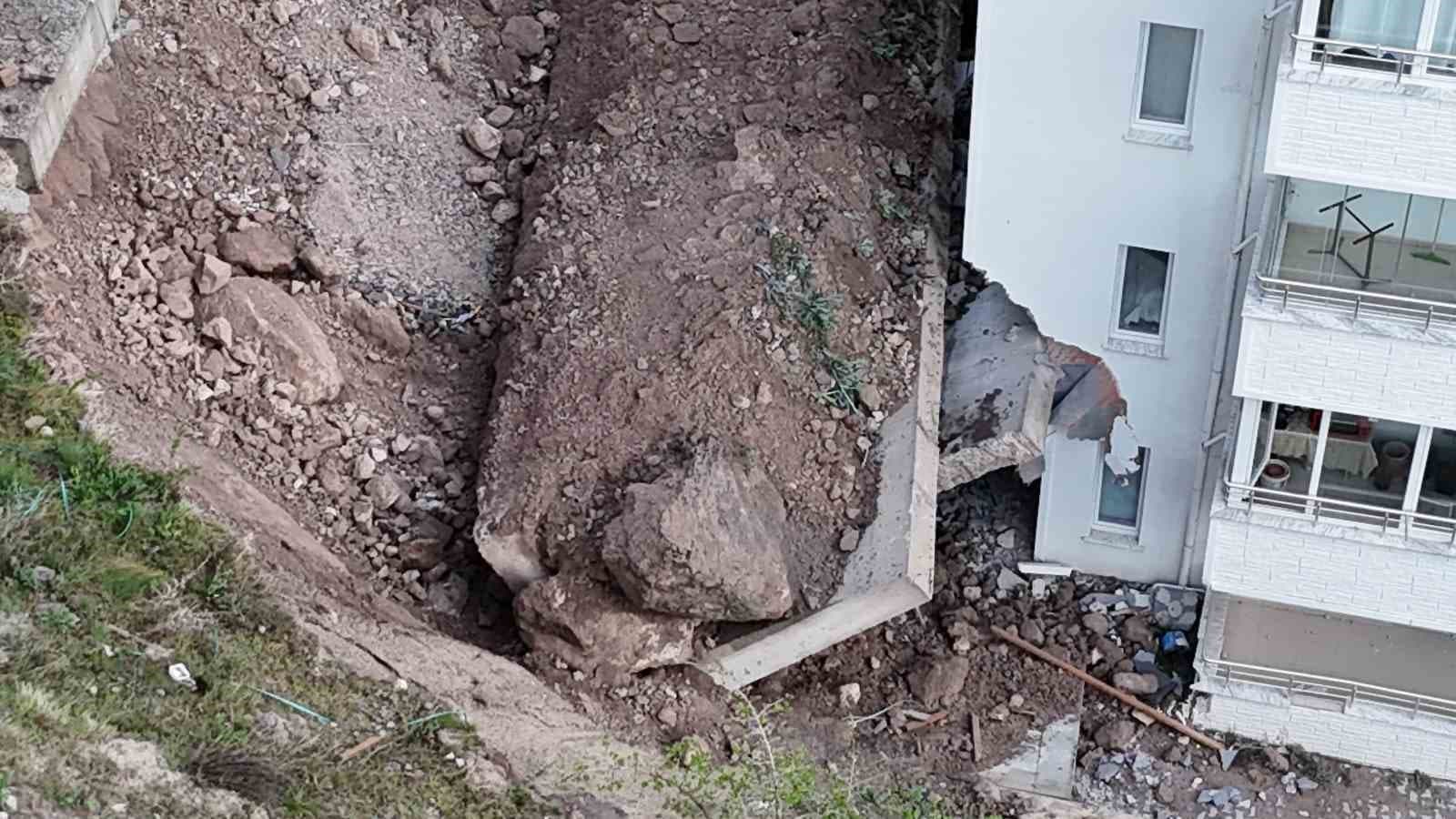 Nevşehir’de çöken istinat duvarı evlerin içine girdi: 10 ev tahliye edildi