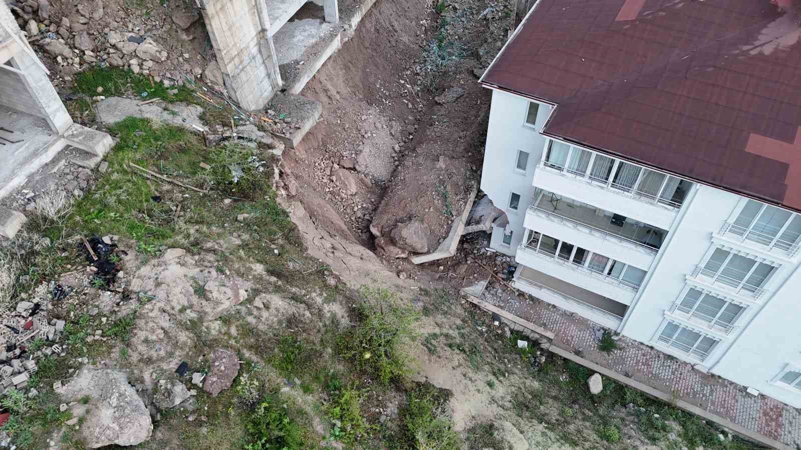 Nevşehir’de çöken istinat duvarı evlerin içine girdi: 10 ev tahliye edildi