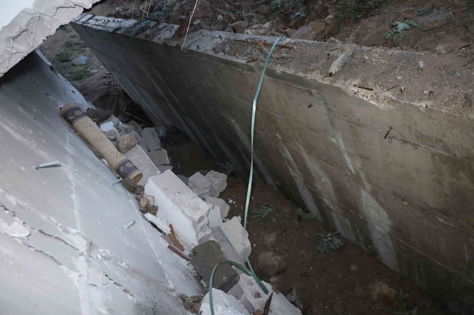 Nevşehir’de çöken istinat duvarı evlerin içine girdi: 10 ev tahliye edildi