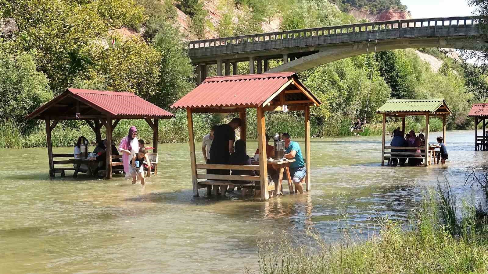 Tokat’ta yazın serinleten kamelyalar sular altında kaldı