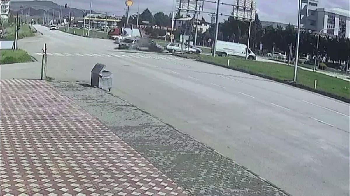 Amasya’da kavşakta araçların çarpıştığı kaza kamerada