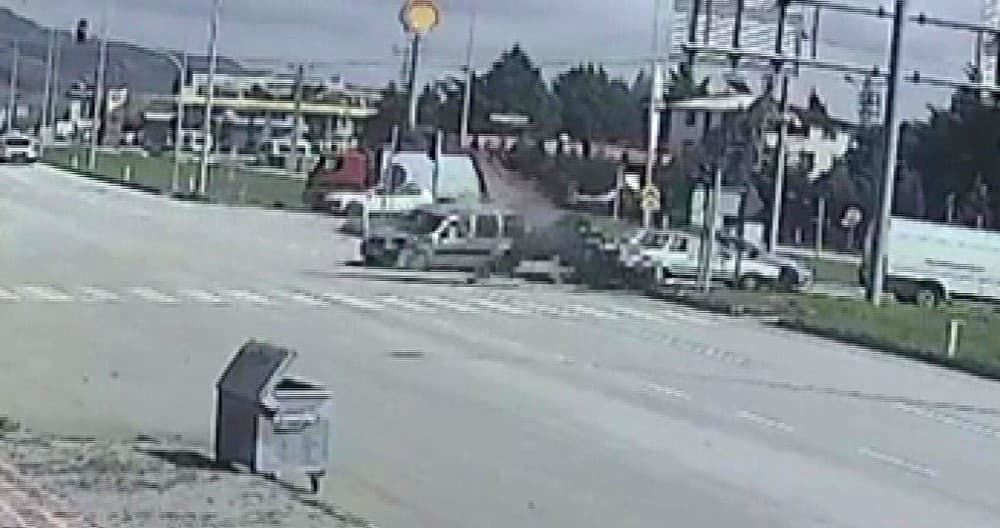 Amasya’da kavşakta araçların çarpıştığı kaza kamerada