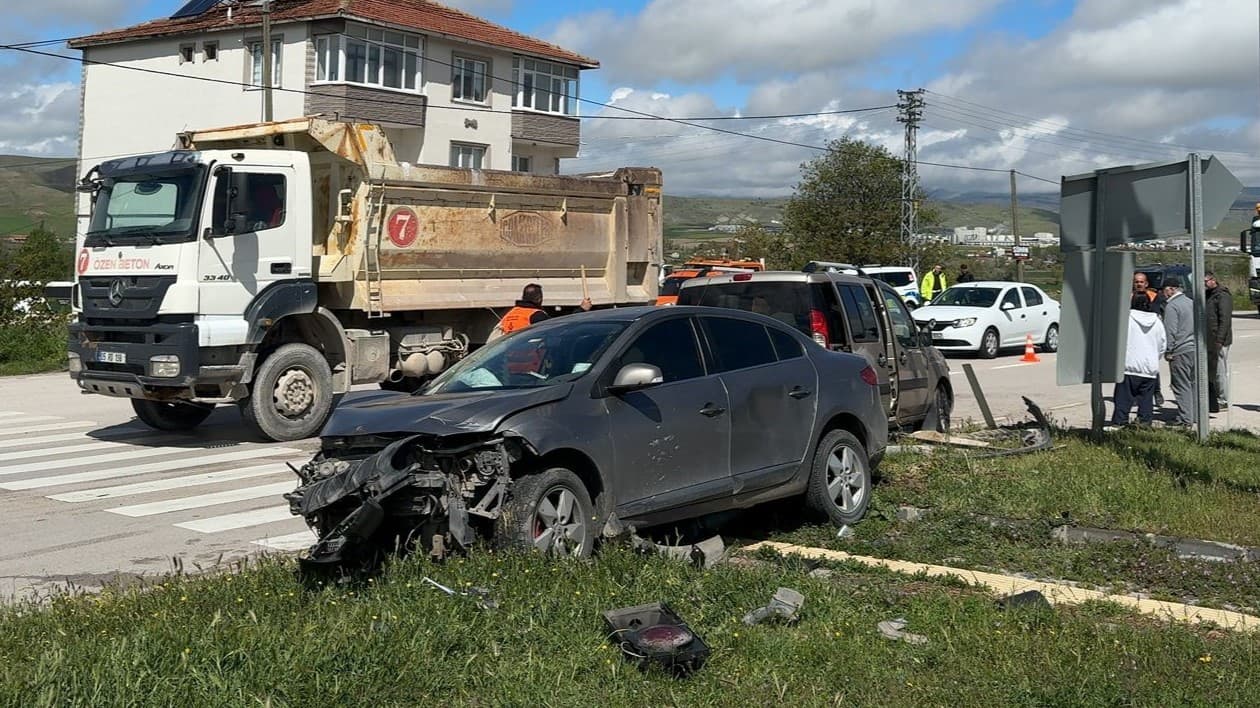 Amasya’da kavşakta araçların çarpıştığı kaza kamerada