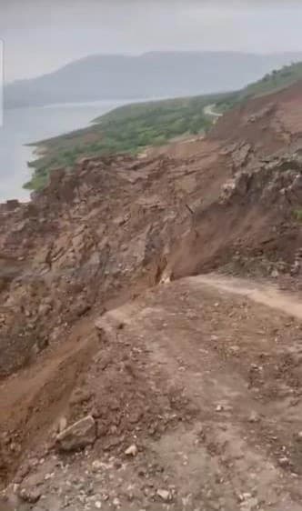 Siirt’te toprak kayması köylüleri tedirgin ediyor