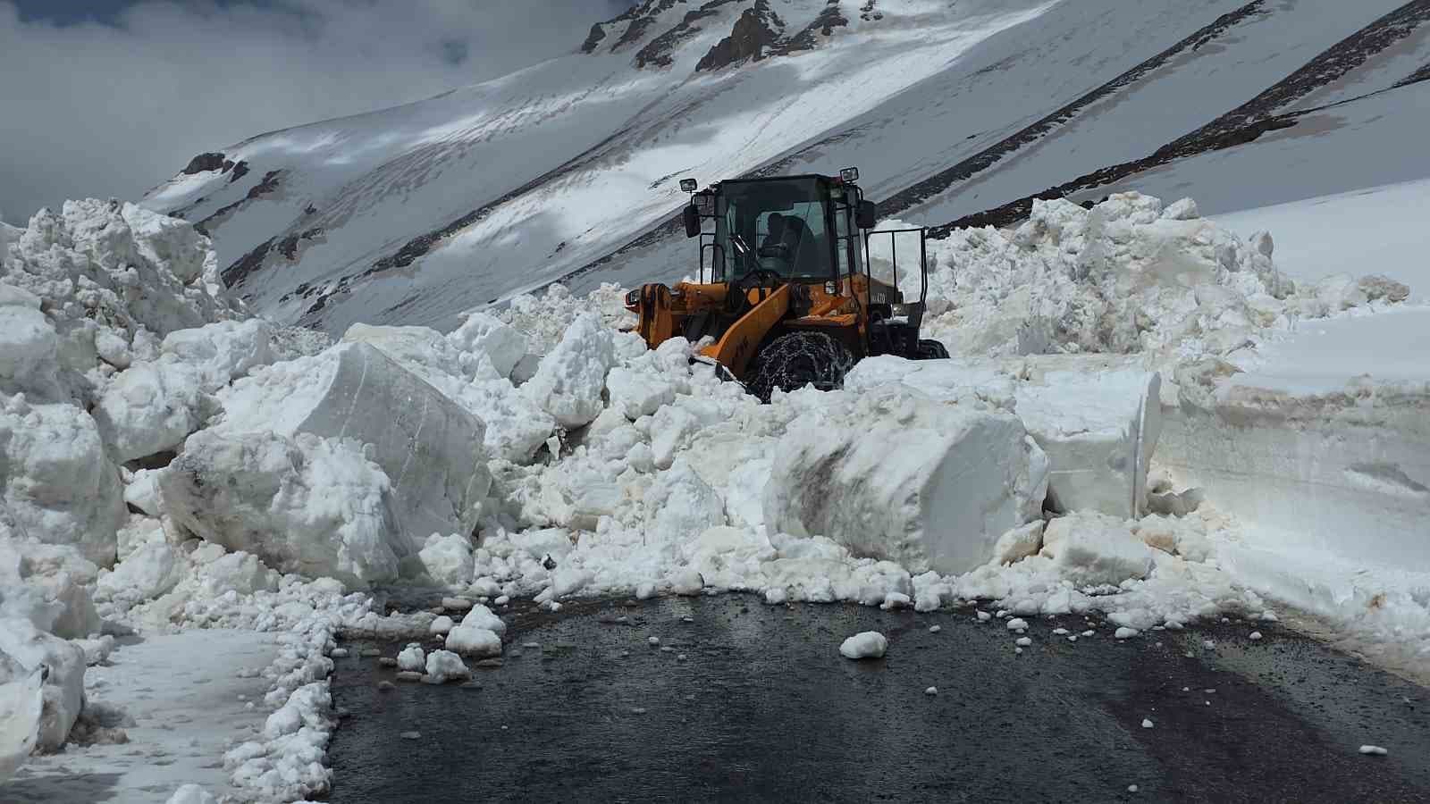 Van-Bahçesaray yolu açılıyor