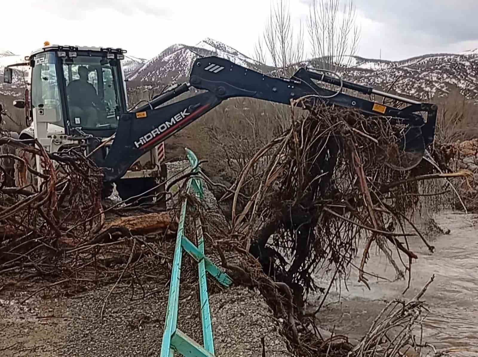 Sel köprüleri tıkadı, ekipler sahada