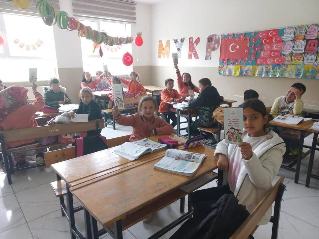 Sağlık ekipleri okul okul gezip hijyeni anlattı