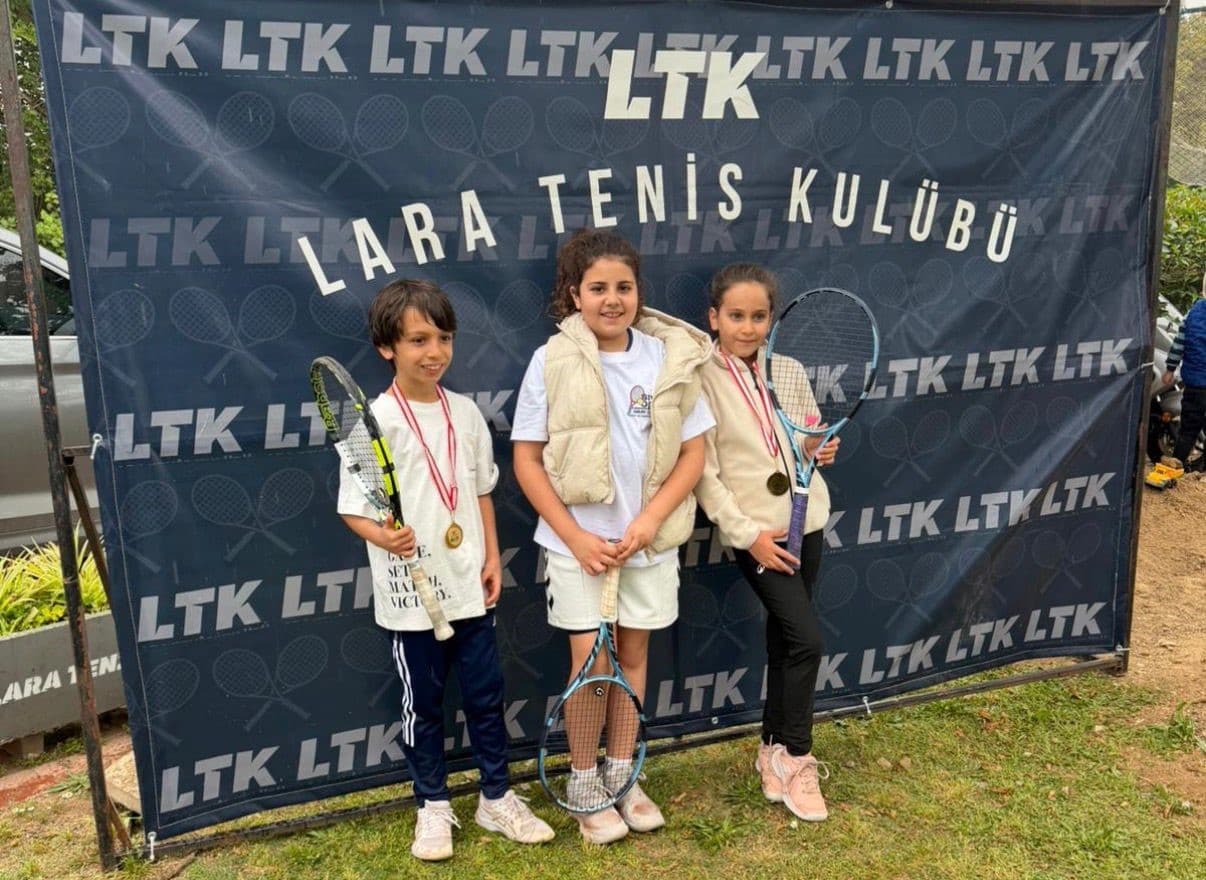 Minikler tenis turnuvasından başarılarla döndü