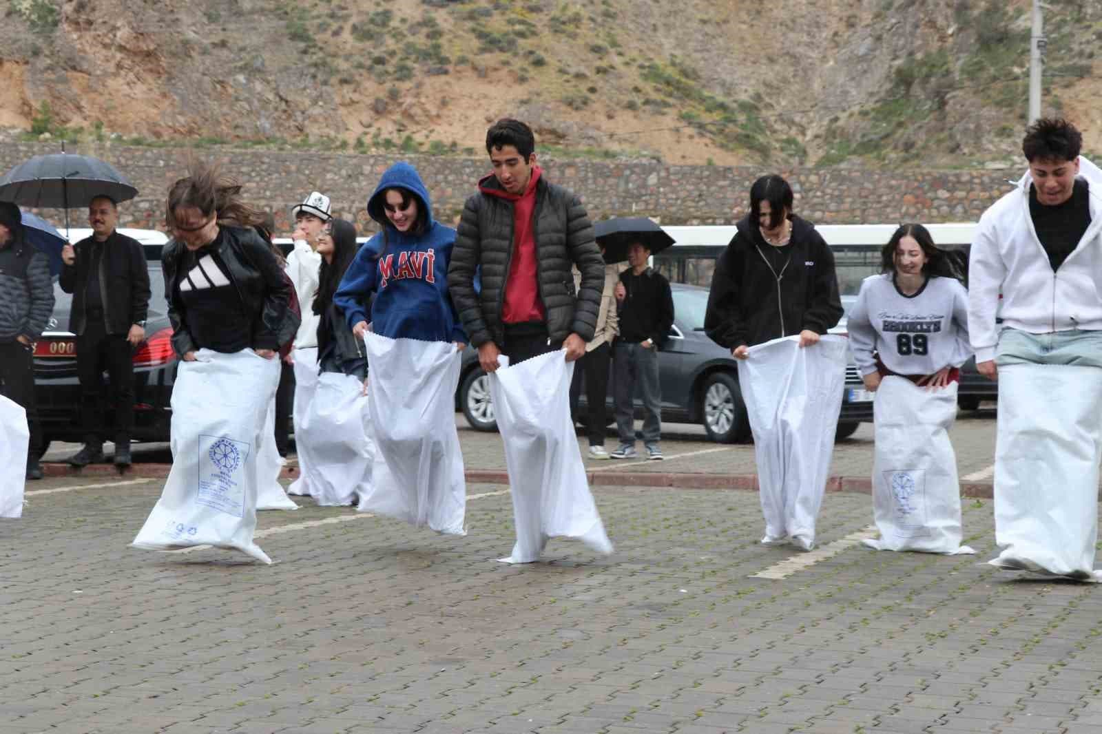 Sivas’ta Hıdırellez kutlamalarında kış ile bahar adeta iç içe geçti
