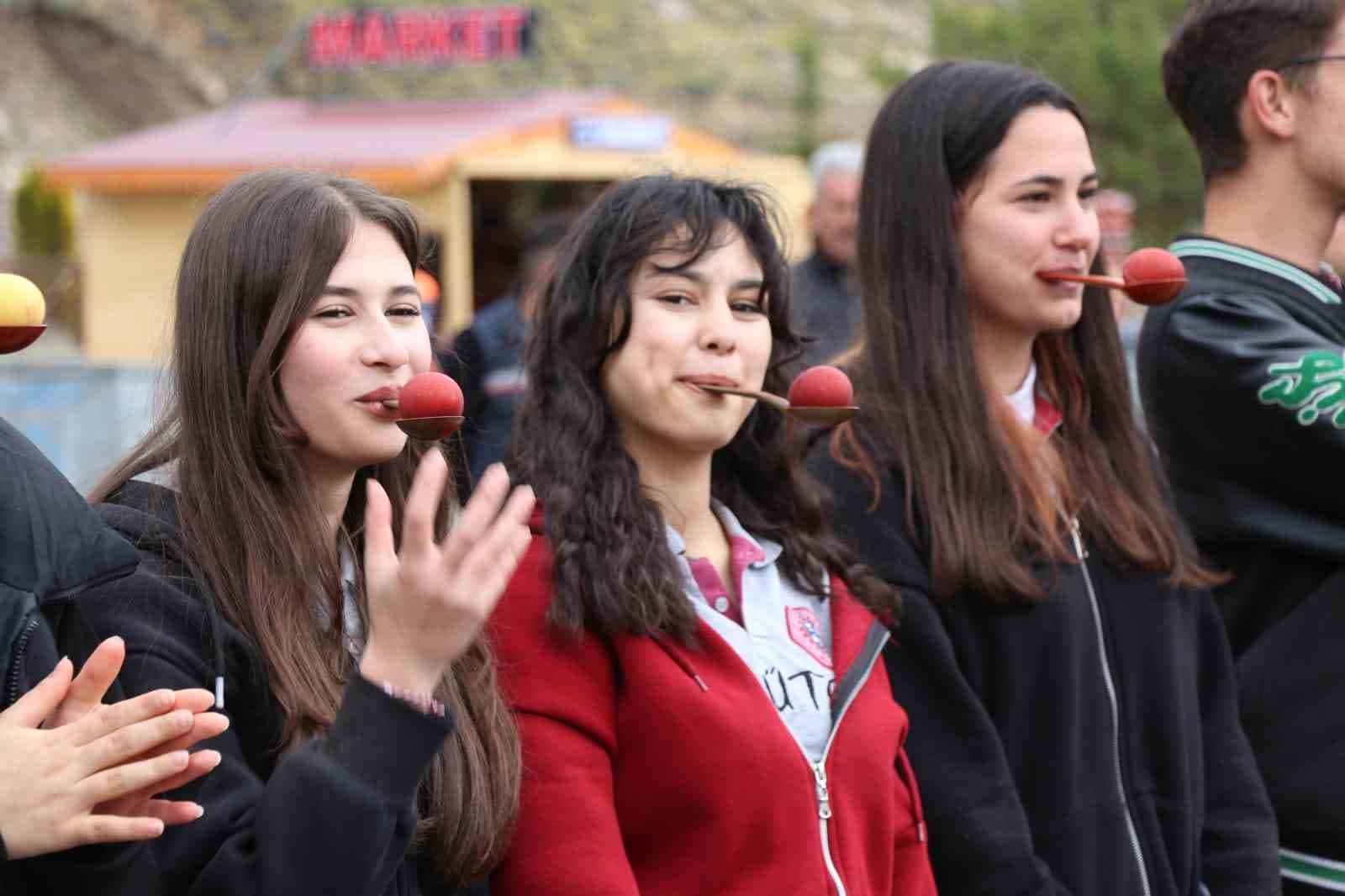 Sivas’ta Hıdırellez kutlamalarında kış ile bahar adeta iç içe geçti