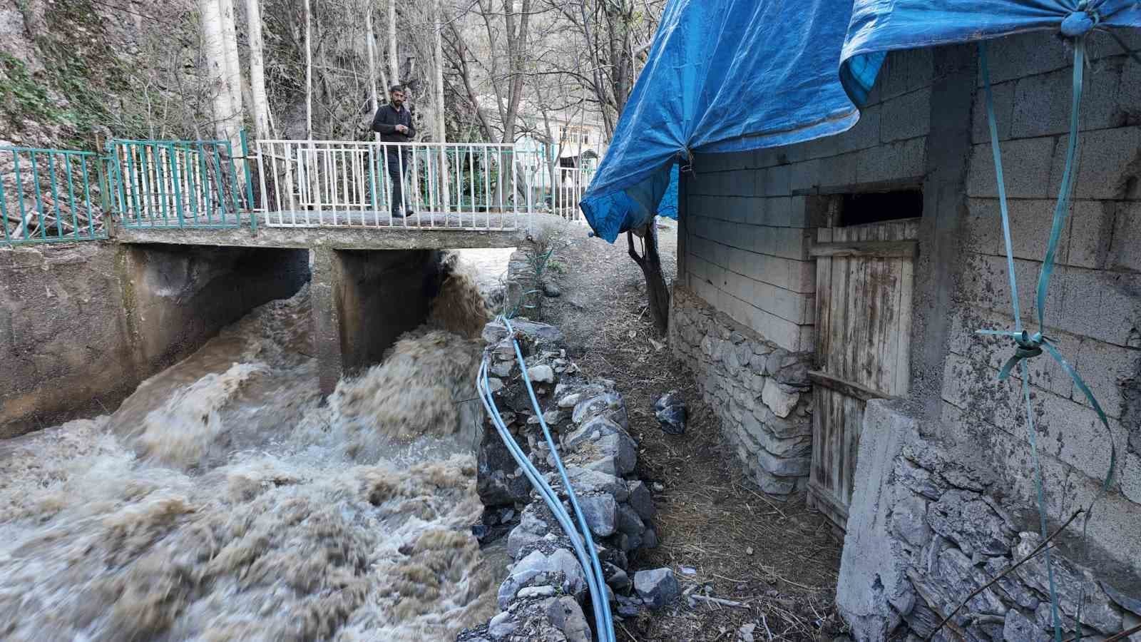 Şırnak’ta ev ve ahırlar sular altında kaldı