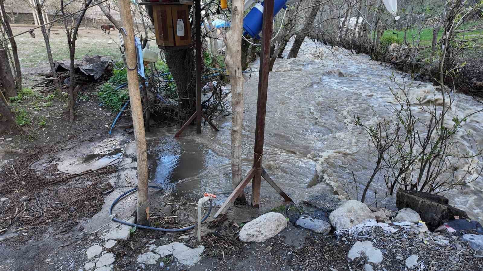 Şırnak’ta ev ve ahırlar sular altında kaldı
