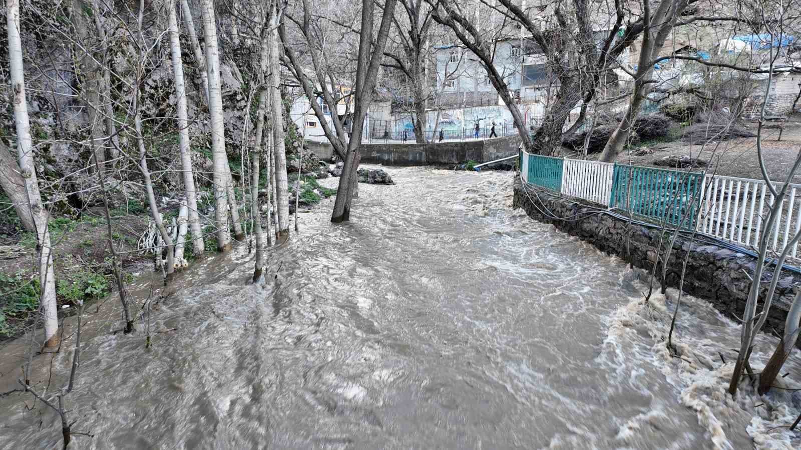 Şırnak’ta ev ve ahırlar sular altında kaldı