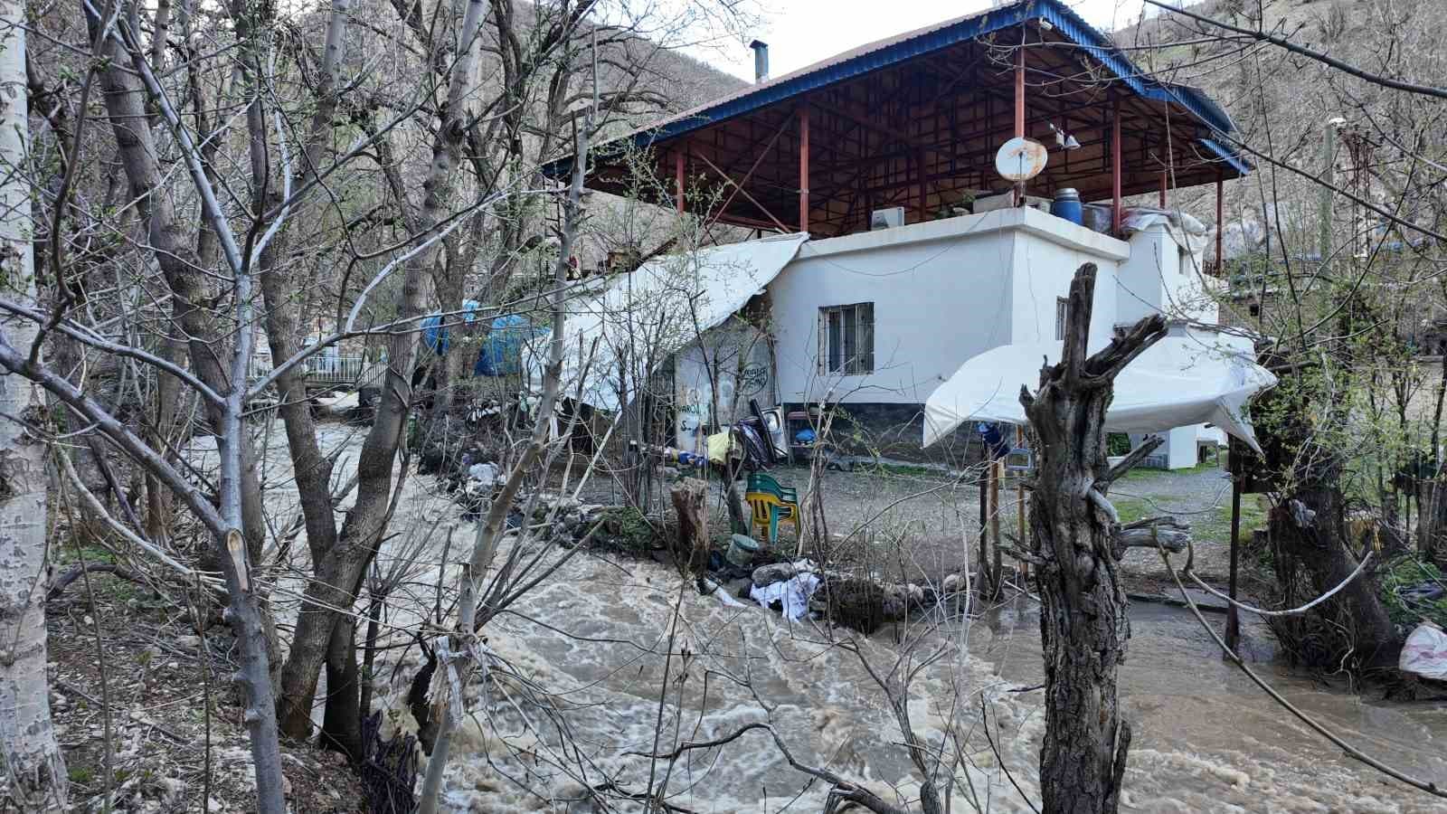 Şırnak’ta ev ve ahırlar sular altında kaldı