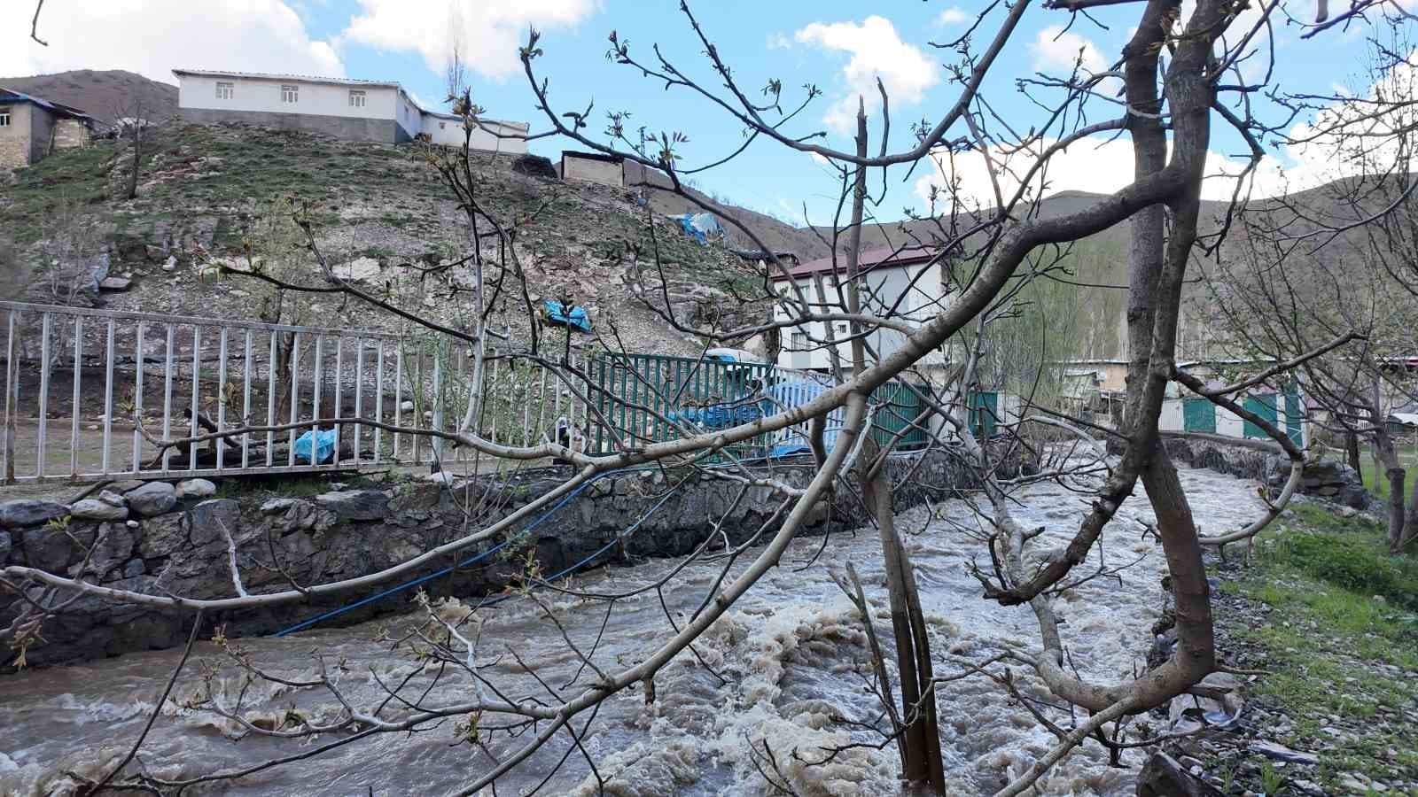 Şırnak’ta ev ve ahırlar sular altında kaldı