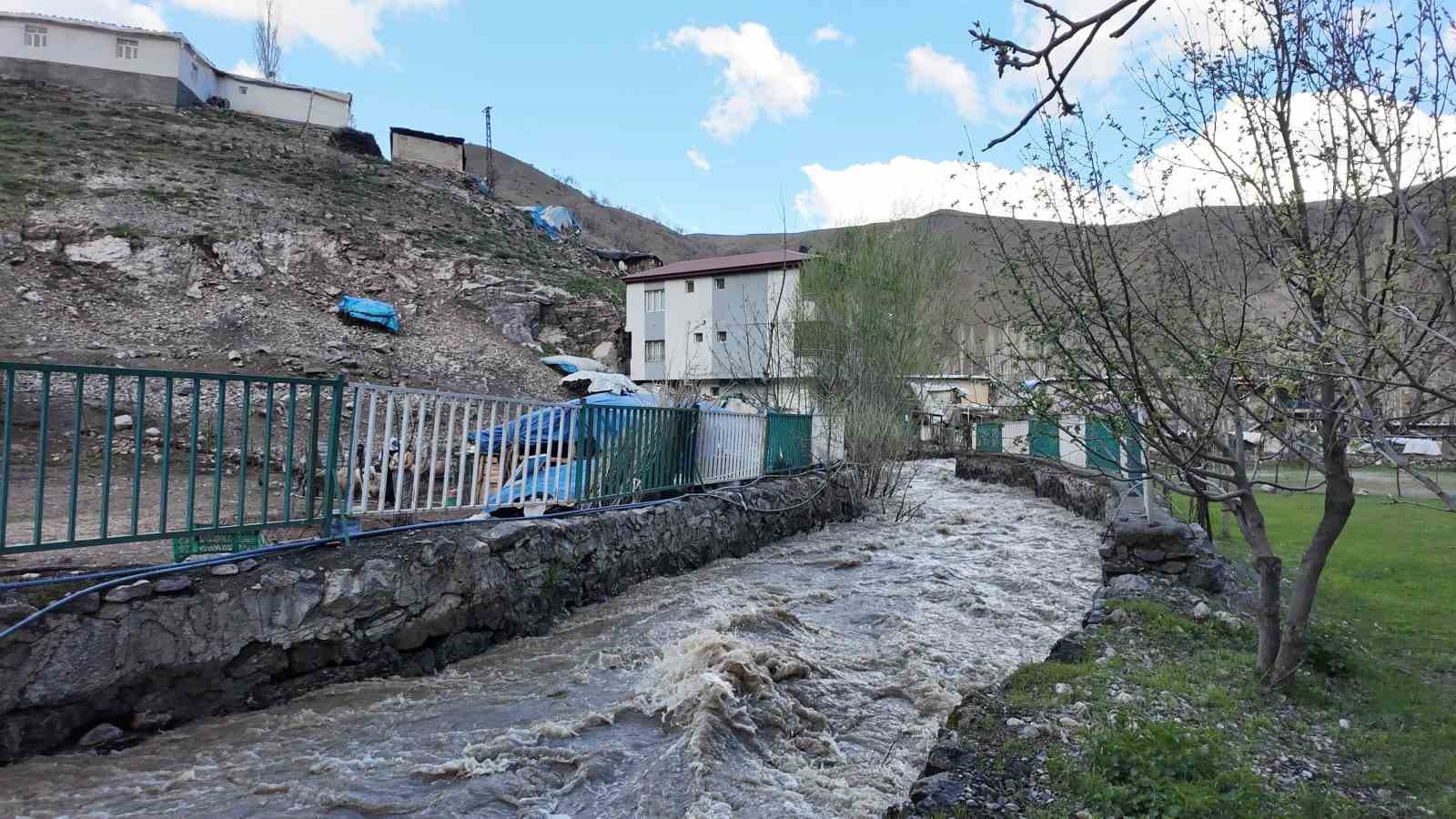Şırnak’ta ev ve ahırlar sular altında kaldı