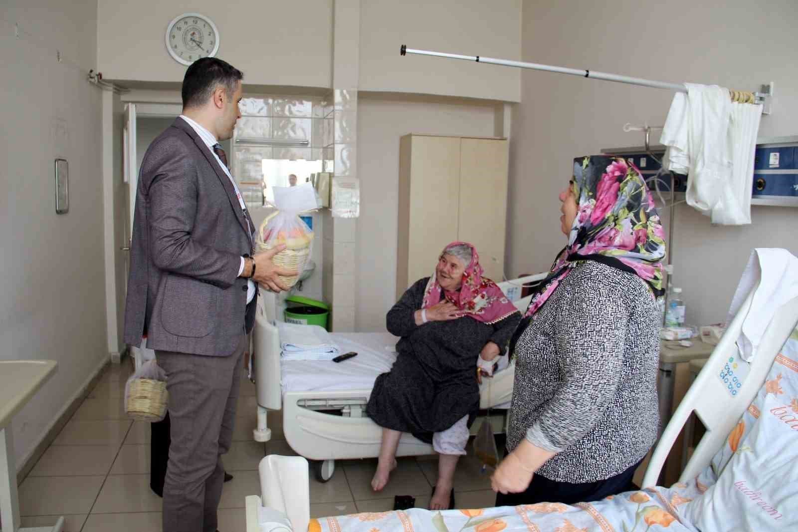 Devlet Hastanesi’nde hastaların yüzünü güldüren ziyaret