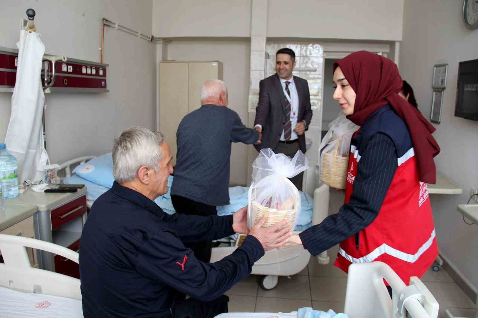 Devlet Hastanesi’nde hastaların yüzünü güldüren ziyaret