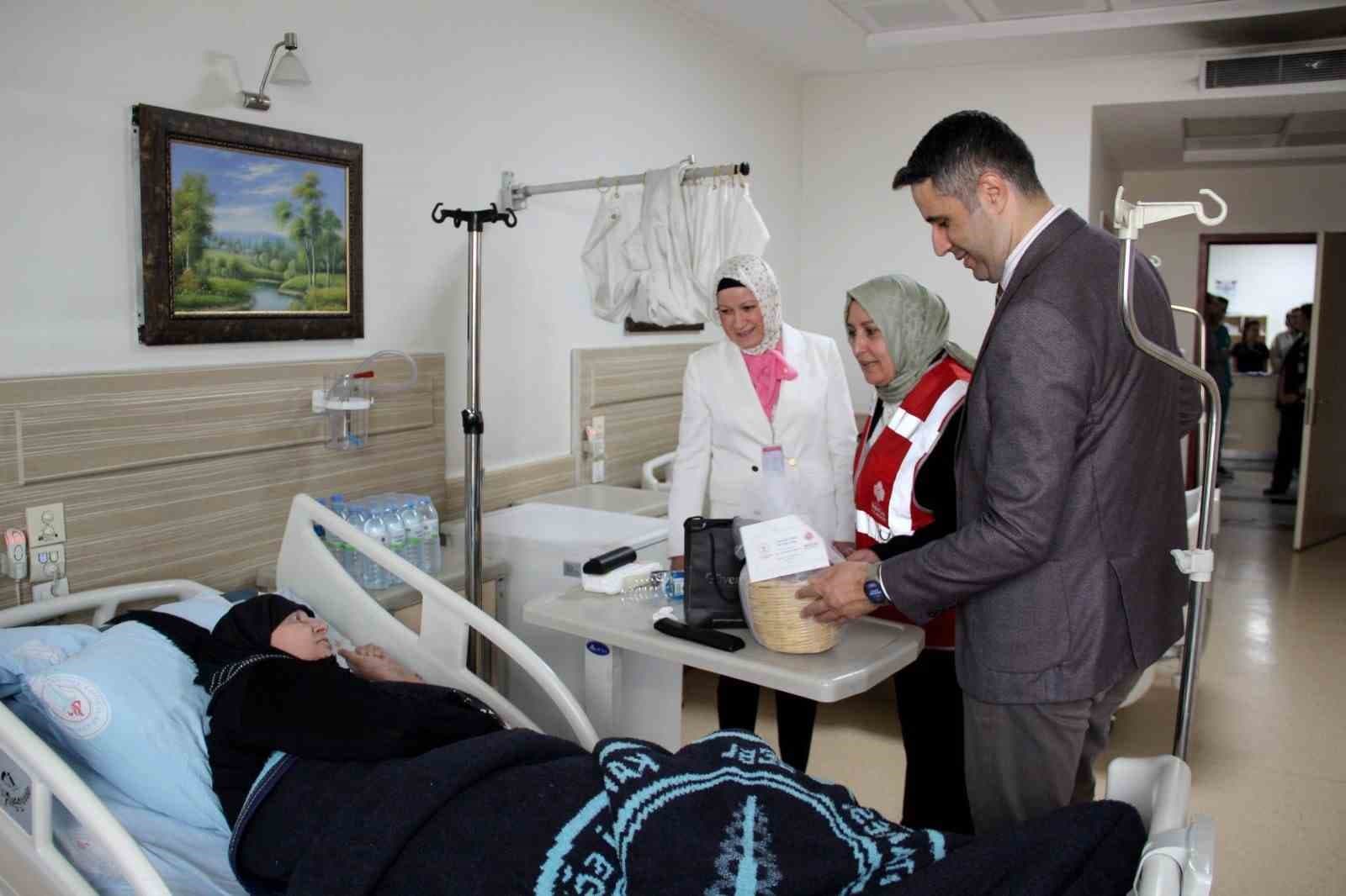 Devlet Hastanesi’nde hastaların yüzünü güldüren ziyaret