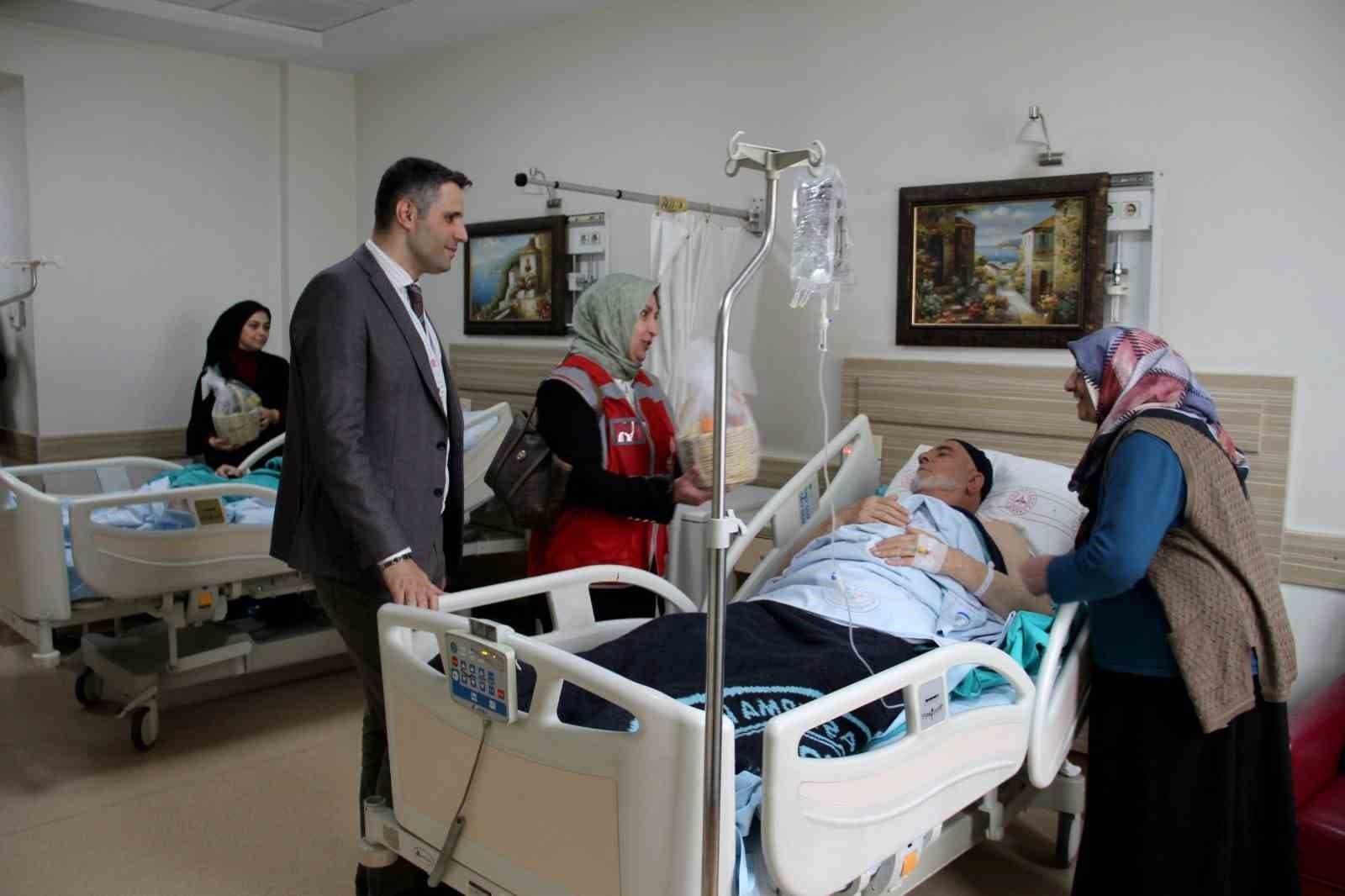 Devlet Hastanesi’nde hastaların yüzünü güldüren ziyaret