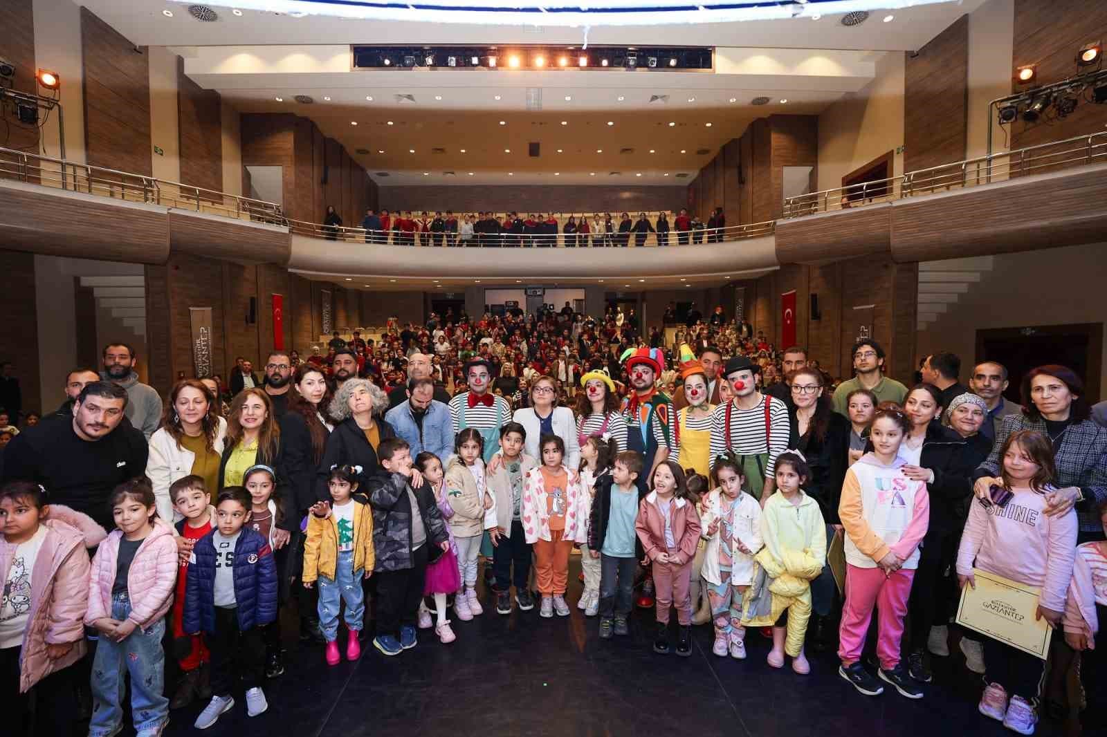 Büyükşehir, "Benim Güzel Papuçlarım" adlı oyunun prömiyerini gerçekleştirdi