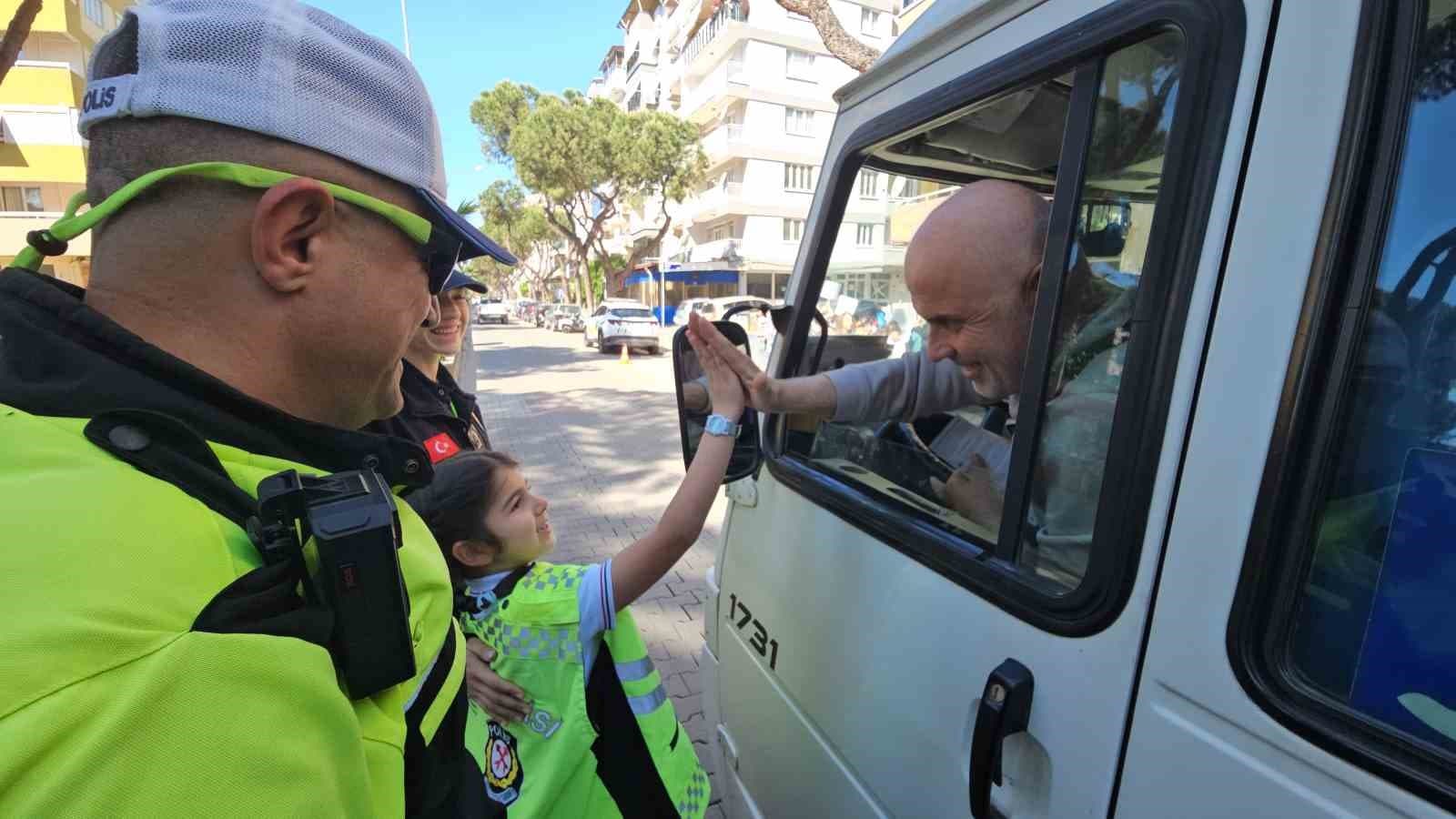 Minik trafikçilerden sürücülere kemer teşekkürü