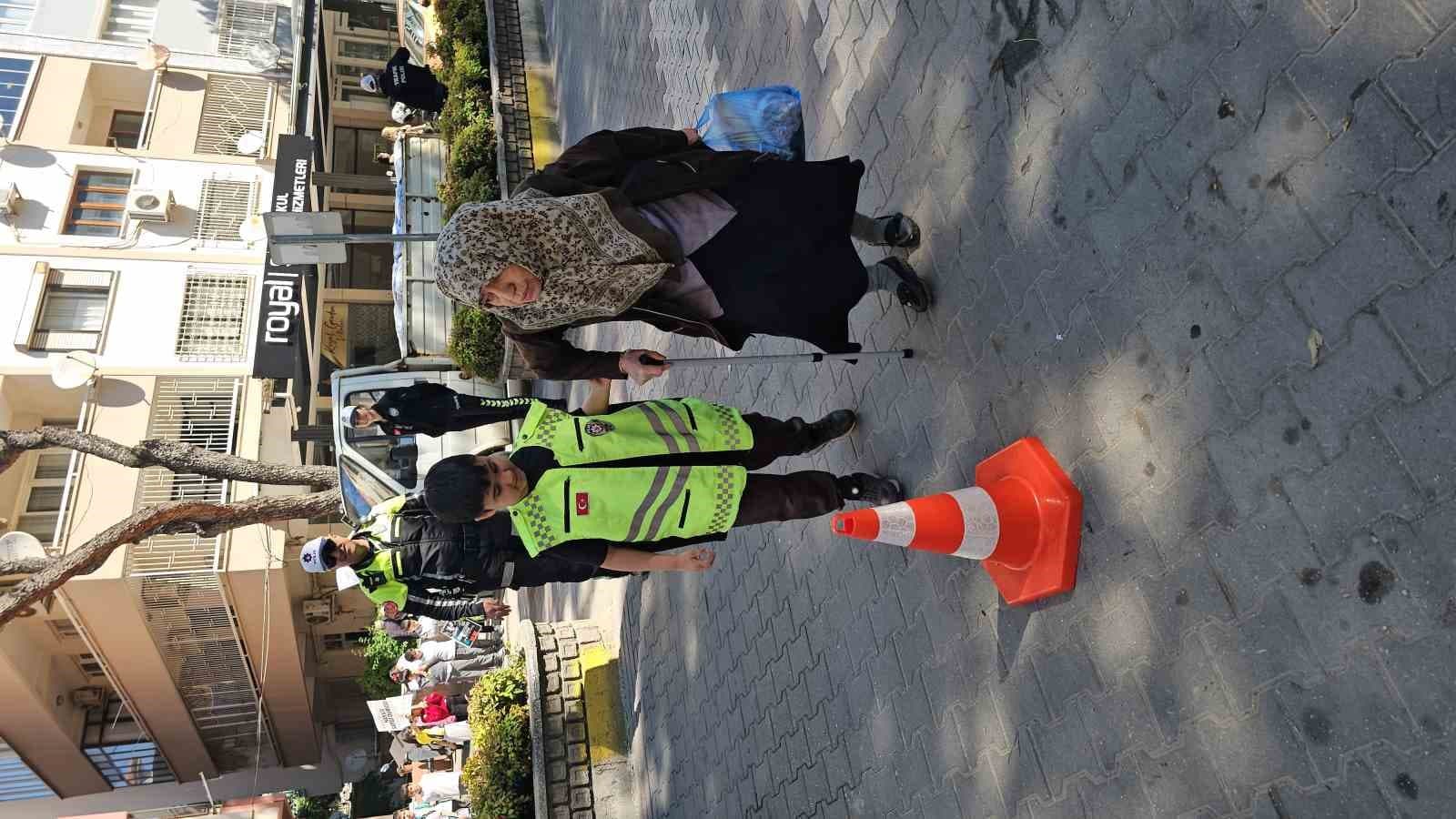 Minik trafikçilerden sürücülere kemer teşekkürü