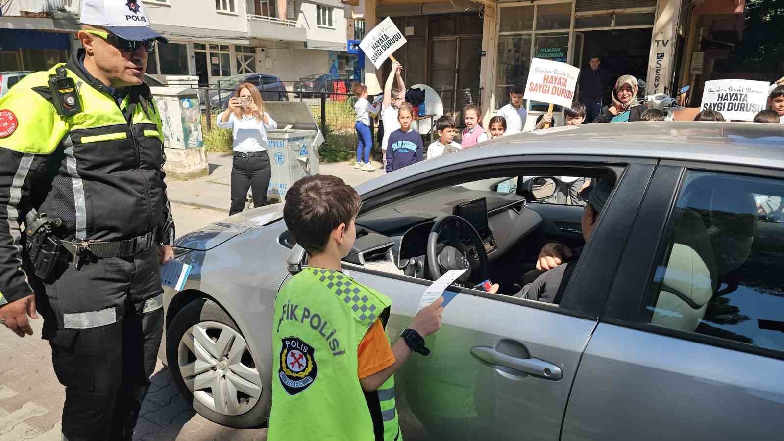 Minik trafikçilerden sürücülere kemer teşekkürü