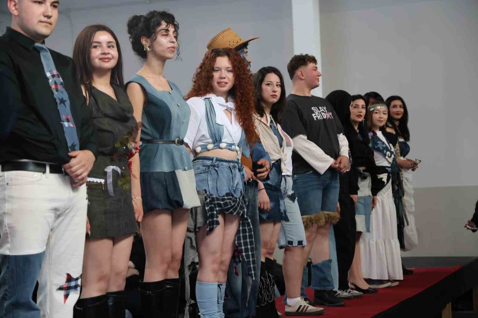 Eski kıyafetleri podyuma taşıdılar