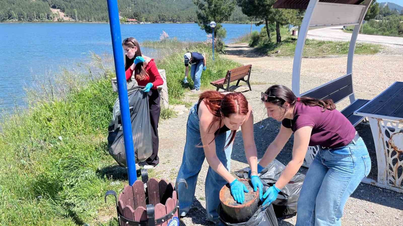 Üniversite öğrencilerinden çevre temizliği