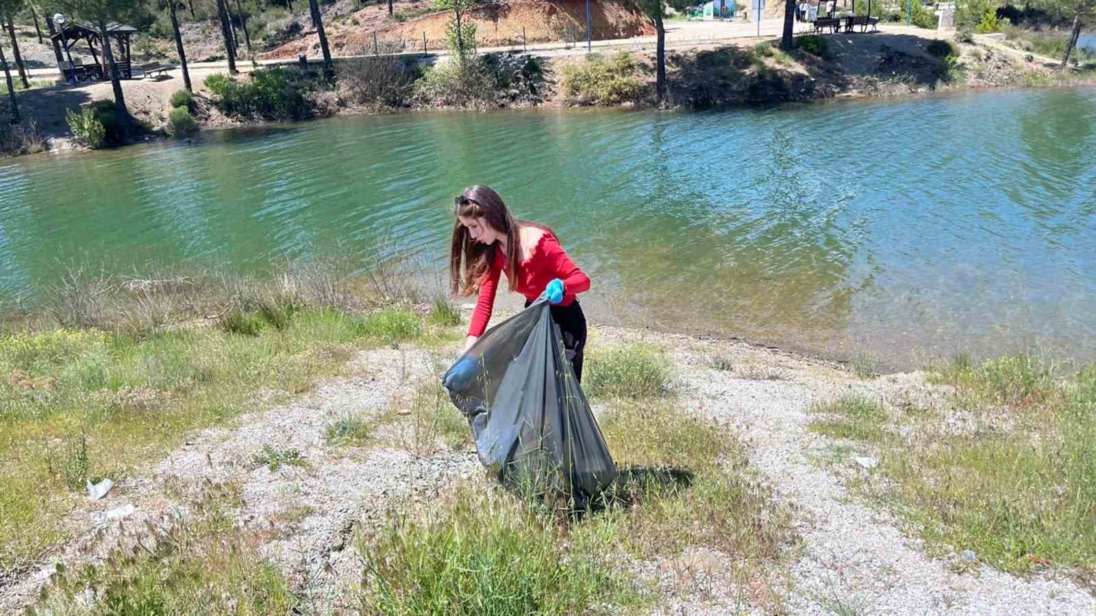 Üniversite öğrencilerinden çevre temizliği