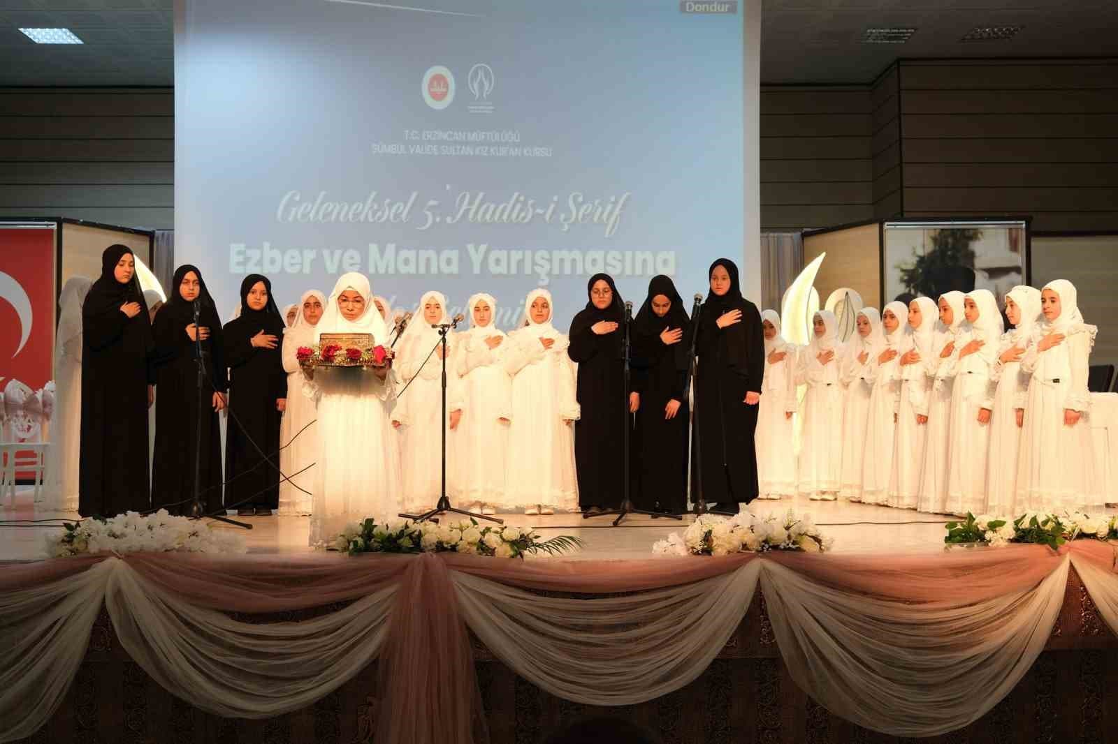 Erzincan’da hadis yarışmasında dereceye girenler ödüllendirildi