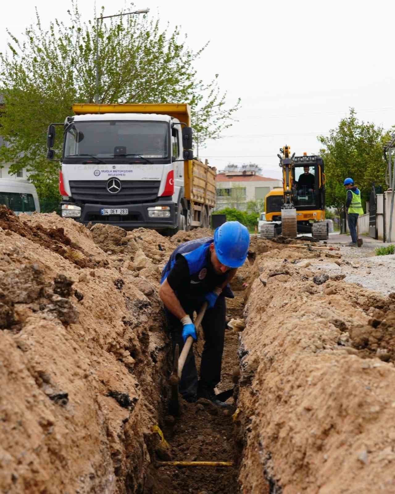 Milas’ta ömrünü tamamlayan su isale hatları değiştiriliyor