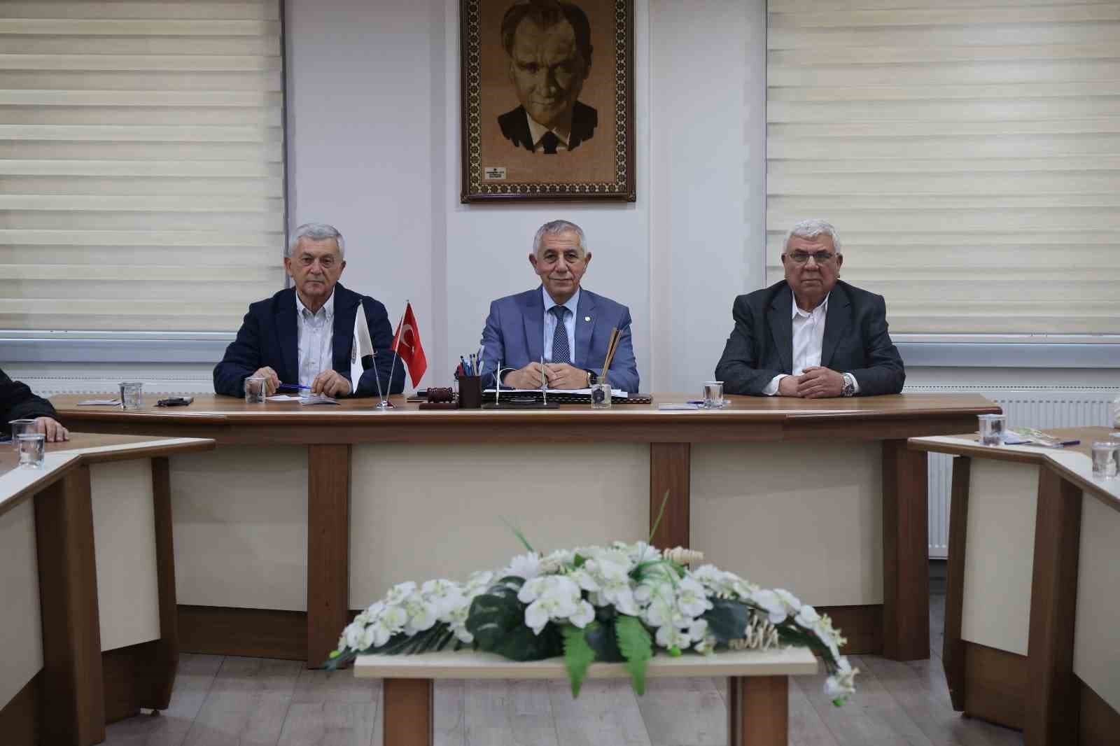 Selendi’nin gölet sorunu ekonomiyi zorluyor