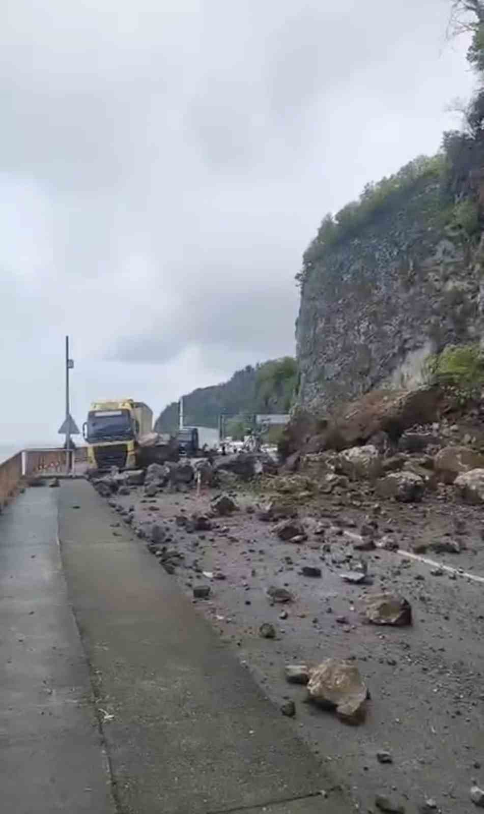 Artvin’de Sarp Sınır Kapısı yolunda heyelan